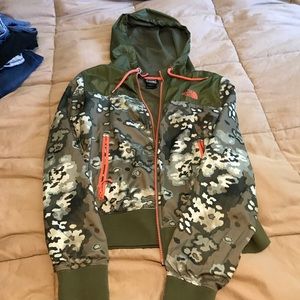 LAST CHANCE: North Face Army Print Wind Breaker